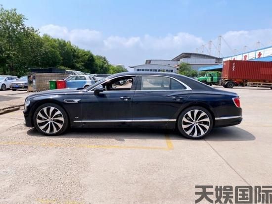 天娱国际-宾利飞驰V8黑红配置现车降价促销260万(图2)